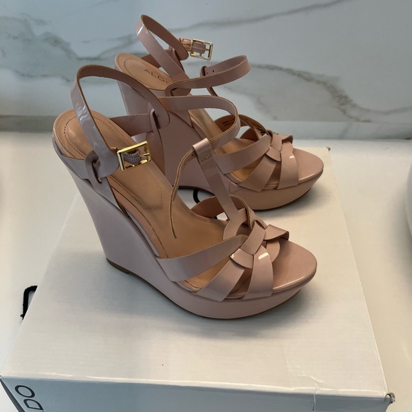 Gorgeous nude Aldo wedges - Picture 2 of 5